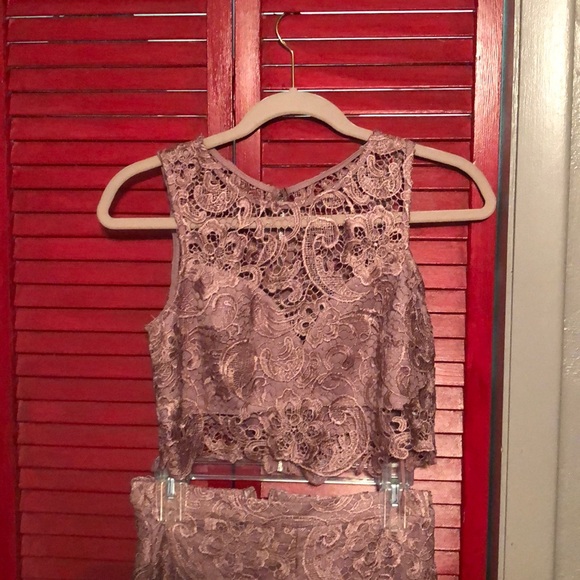 Mauve 2 piece cropped top and floor length skirt - Picture 2 of 3